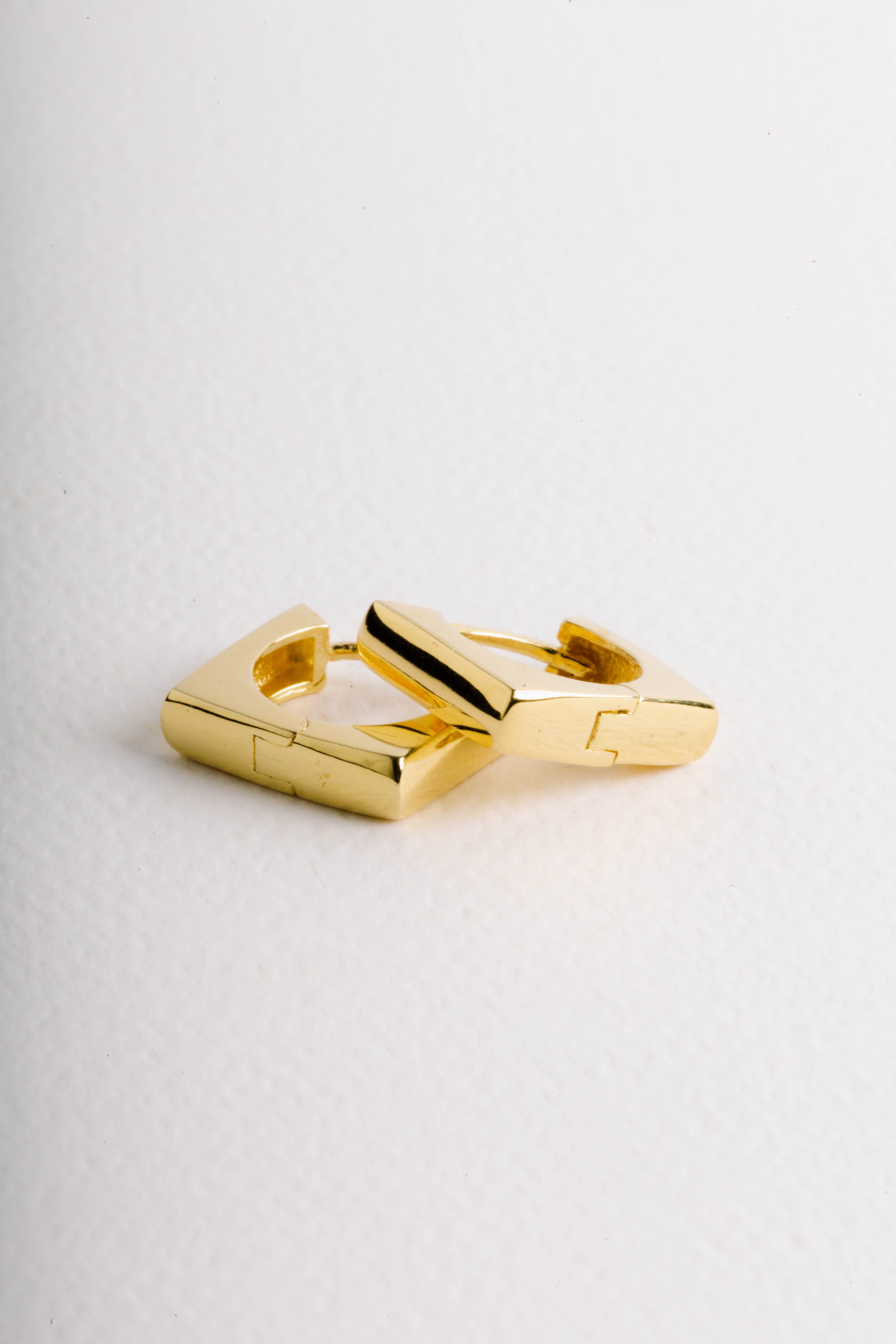 Arracadas de plata .925 bañadas en oro 18K cuadrito pequeño