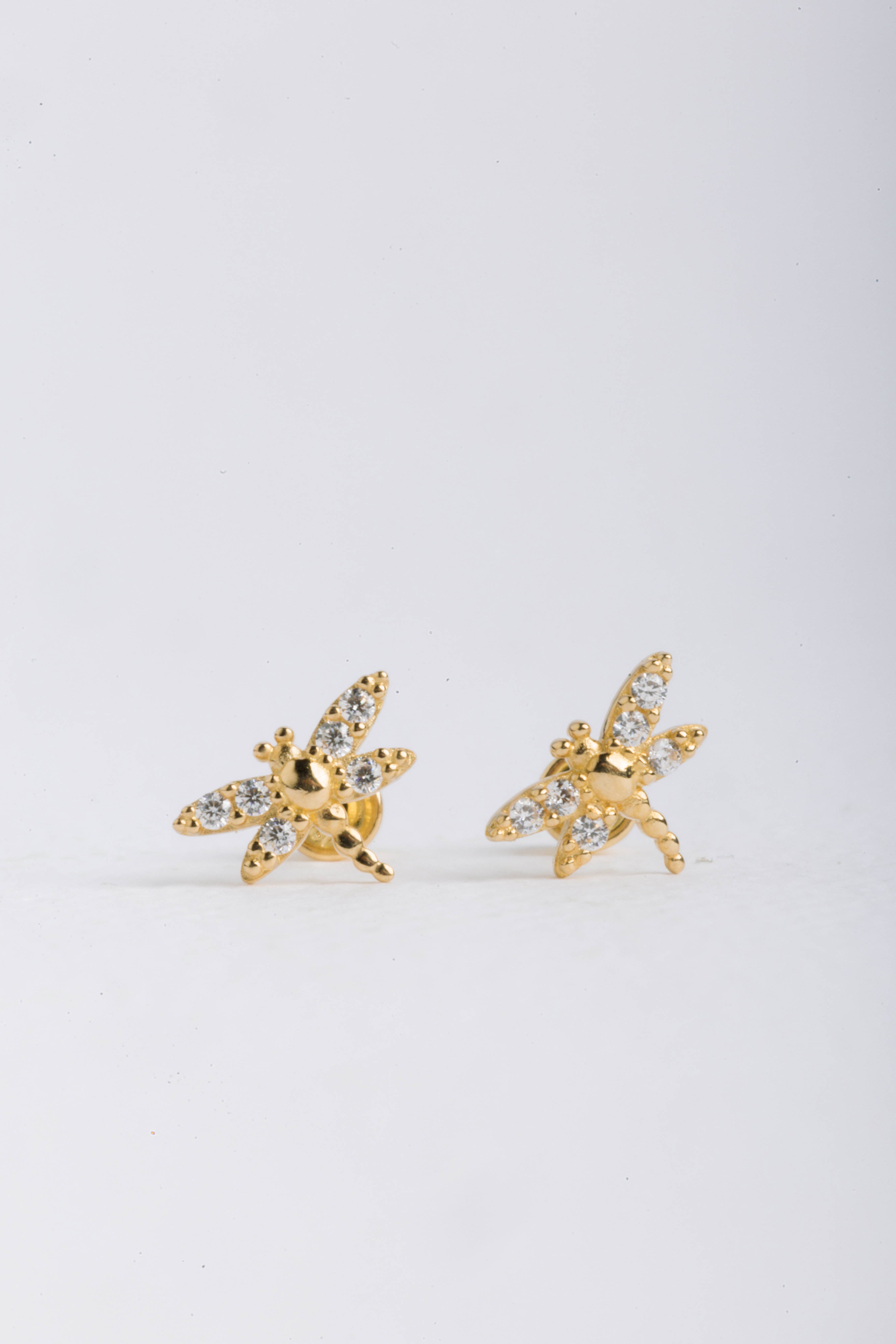 Broquel de oro sólido 10K Libélula con zirconia 0.7 m x 0.5 cm
