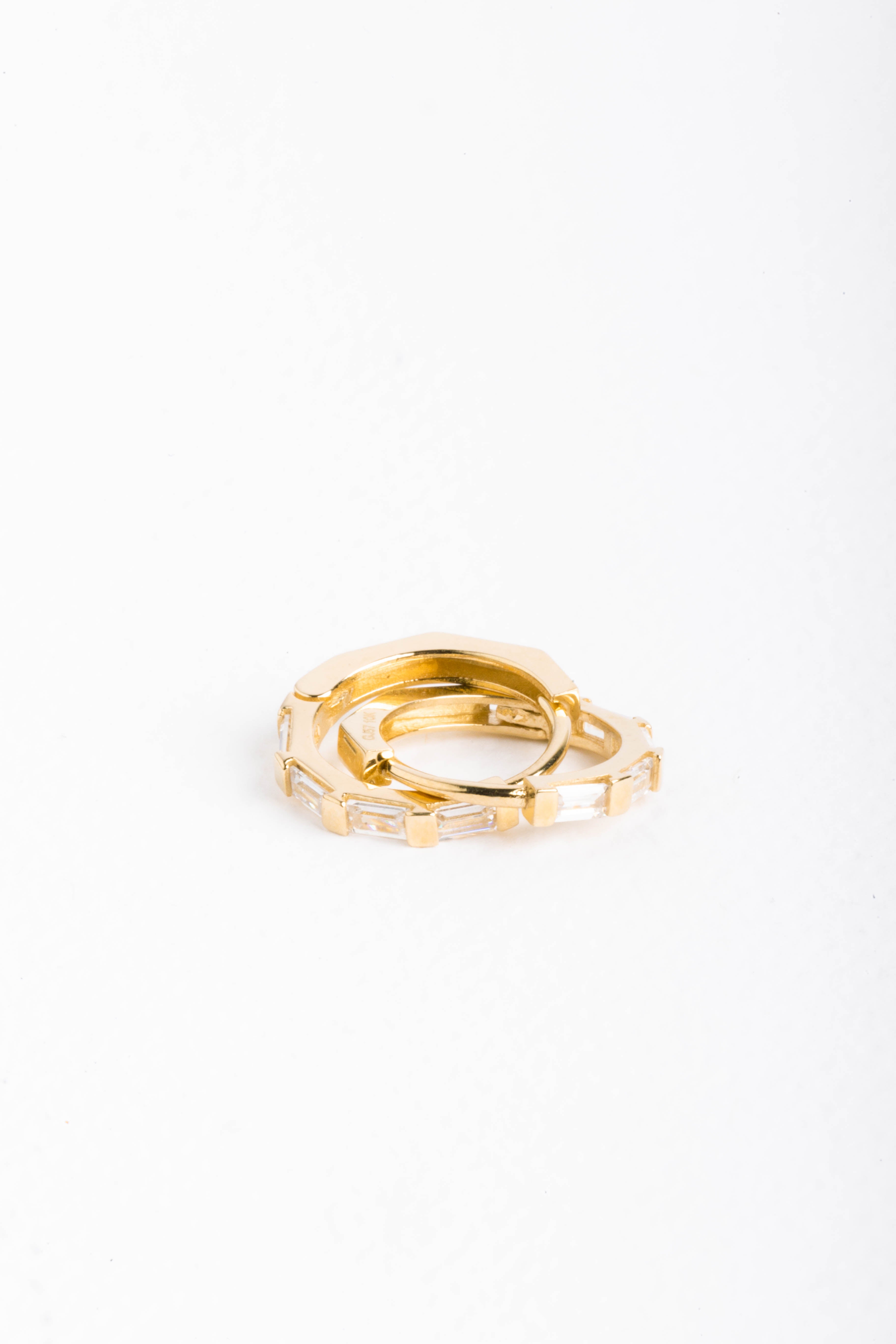 Arracadas de oro sólido 10K baguette zirconias 1.3 cm