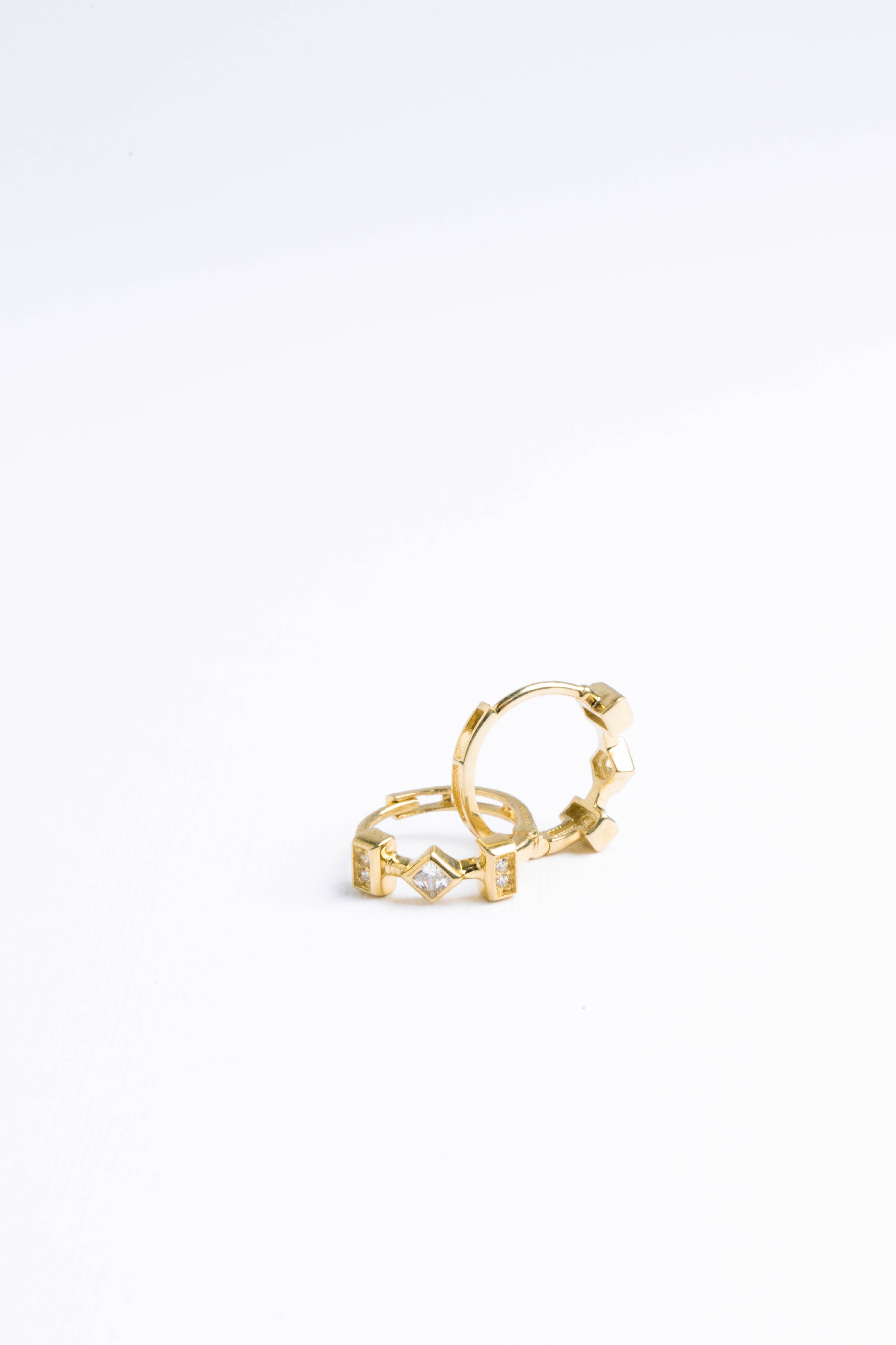 Arracadas de oro sólido 10K figuras con zirconia 1.2 cm