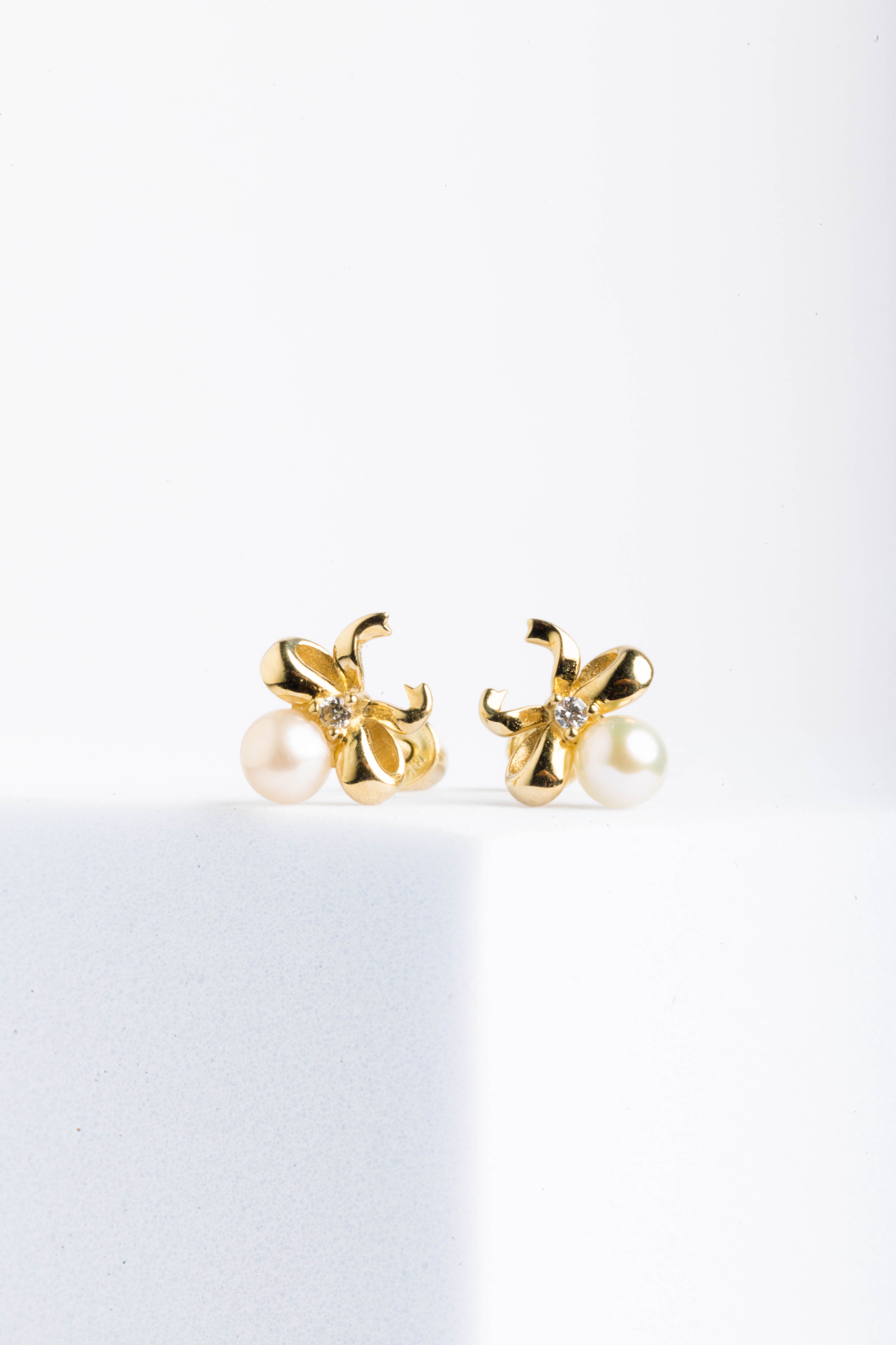 Broquel de oro sólido 10K Moño con perla 1.1 cm x 0.7 cm