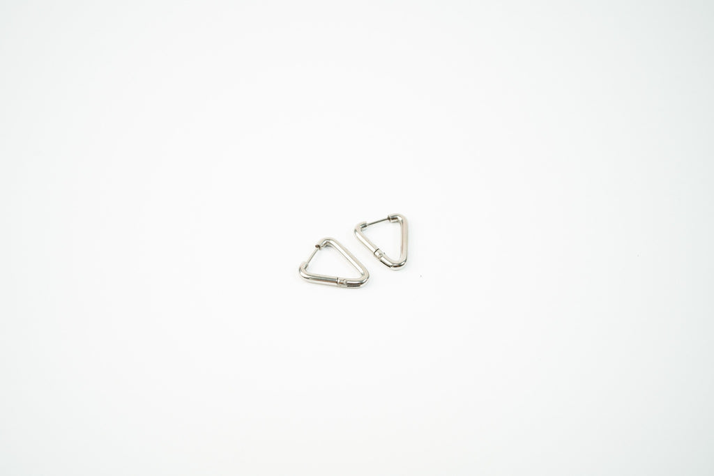 Arracadas acero inoxidable WATERPROOF plateados silueta de triangulo