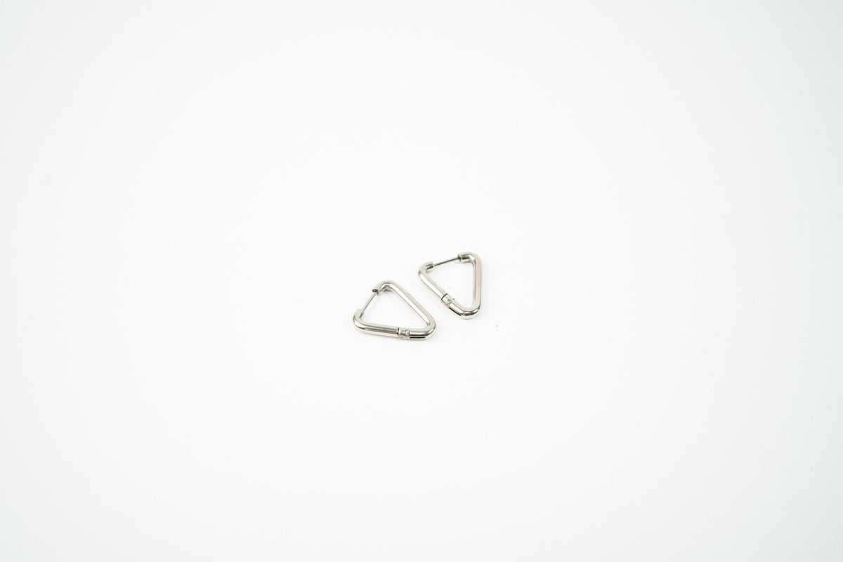 Arracadas acero inoxidable WATERPROOF plateados silueta de triangulo