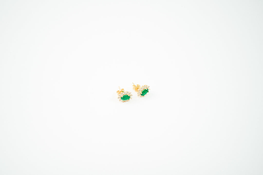 Aretes de plata .925 con baño de oro de 18k dorados con piedra esmeralda y zirconias al rededor