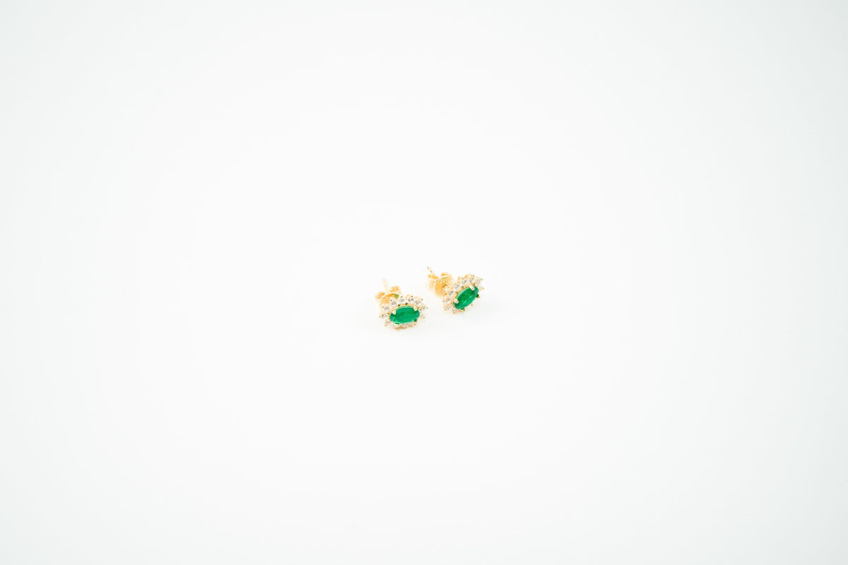 Aretes de plata .925 con baño de oro de 18k dorados con piedra esmeralda y zirconias al rededor