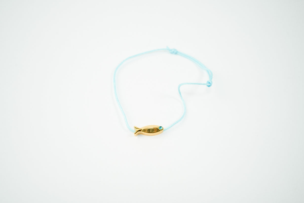 Pulsera hilo azul cielo con pez de baño de oro