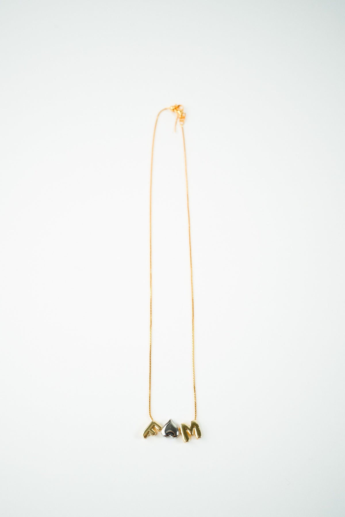 Inicial baño de oro 18k para collar o pulsera plateada lisa
