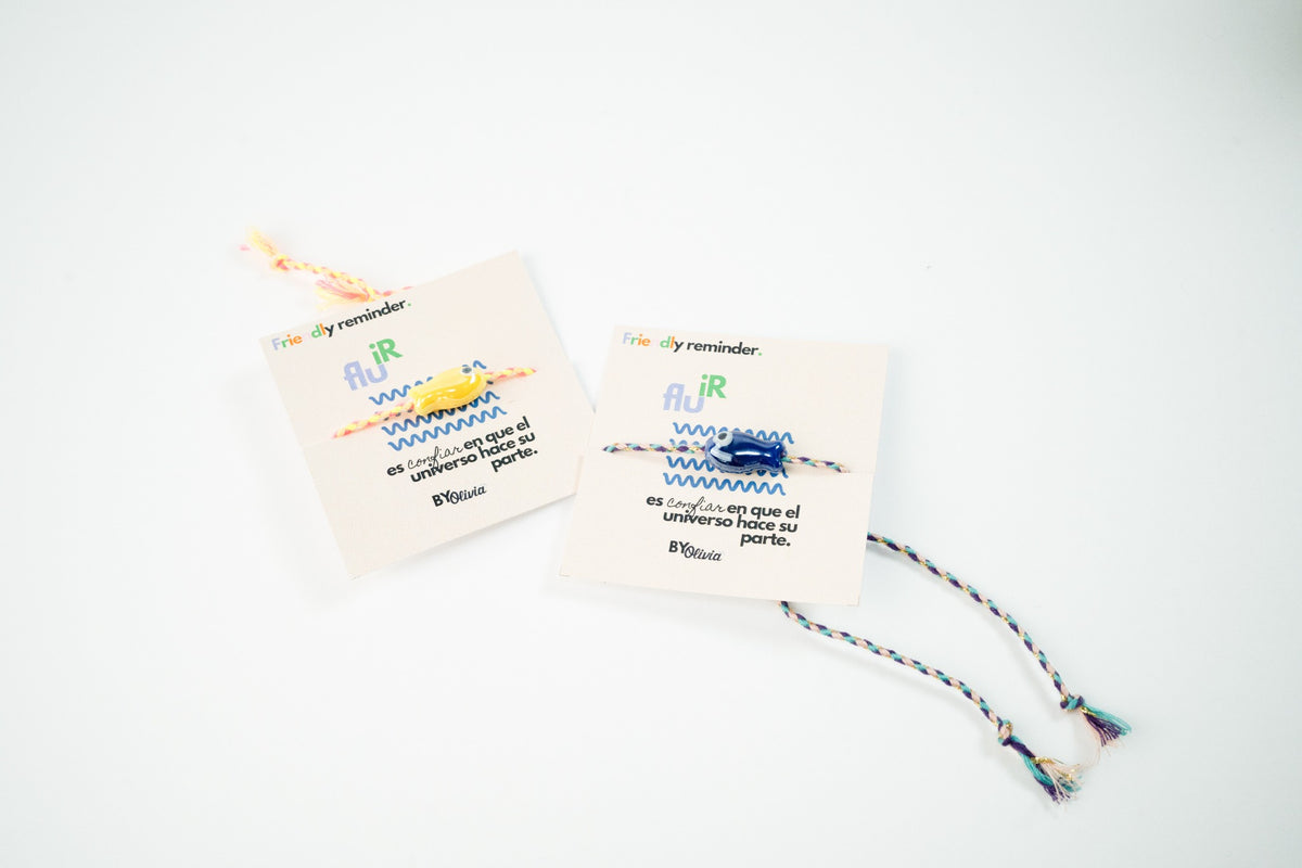 Pulsera de hilo ajustable con pez de porcelana