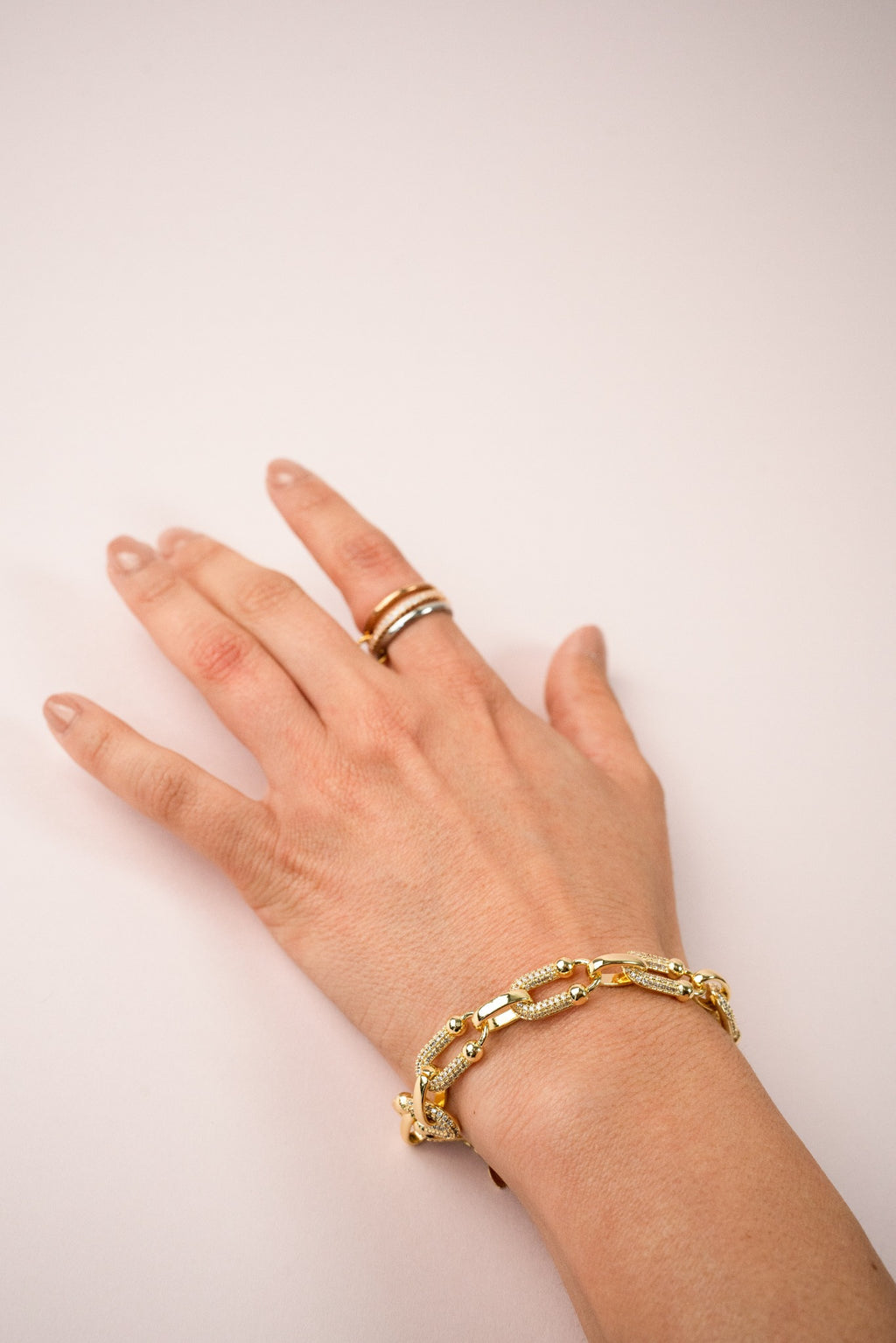 Pulsera baño de oro 18k dorada tipo u con zirconias y bolitas ajustable