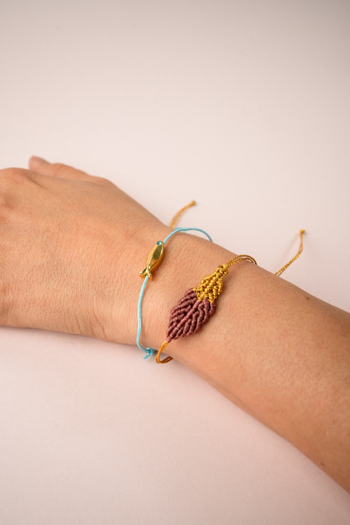 Pulsera hilo azul cielo con pez de baño de oro