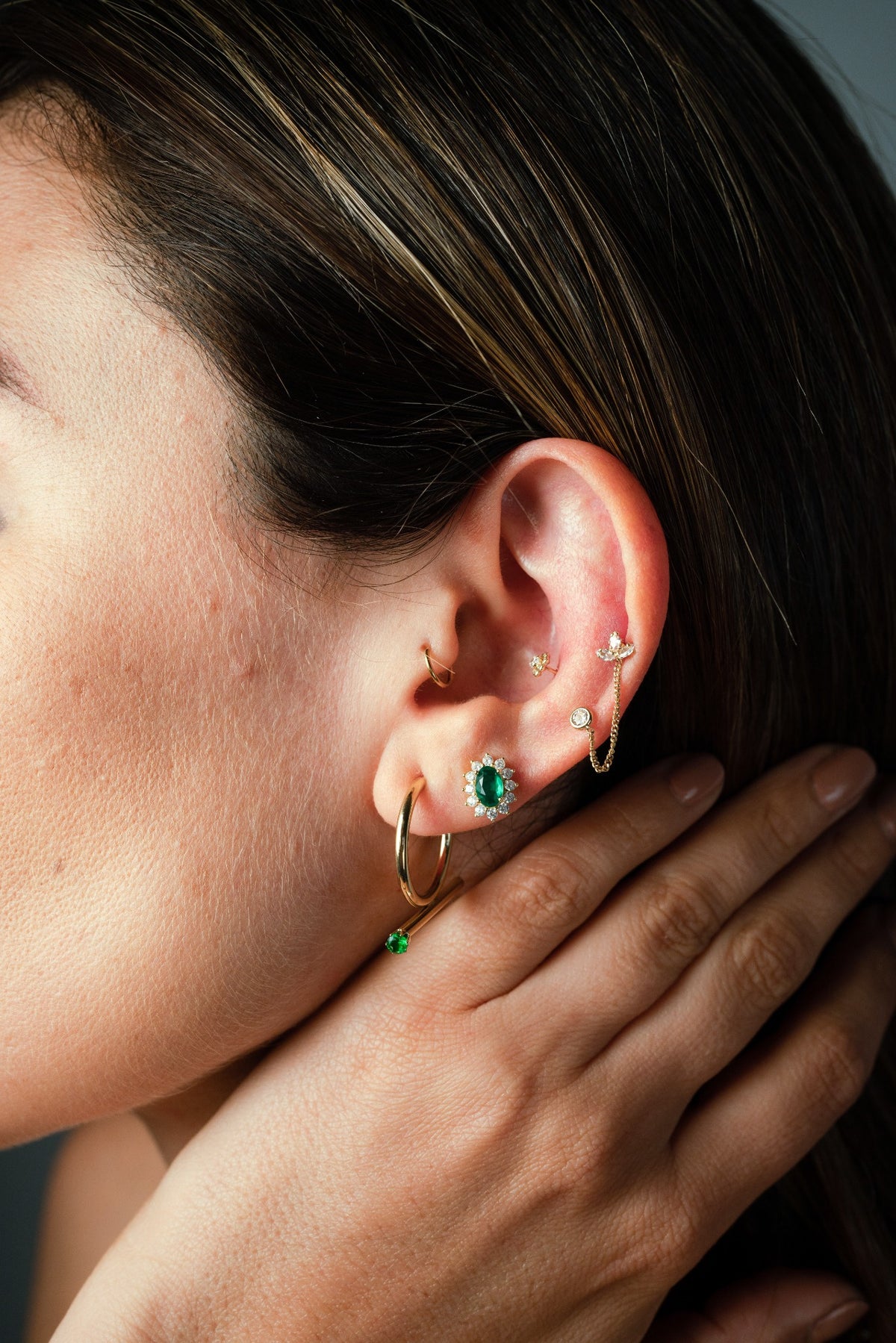 Aretes media arracada acero inoxidable WATERPROOF doradas con zirconia verde